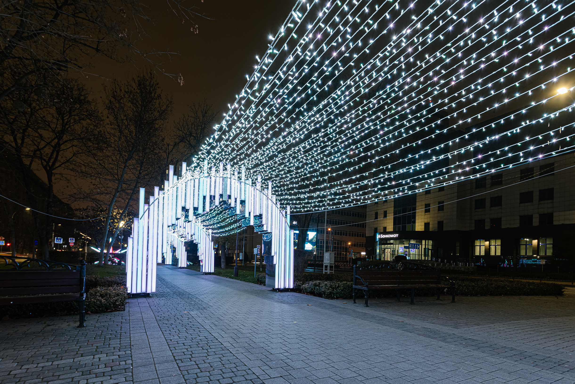 Между арками сверху натянуты яркие гирлянды