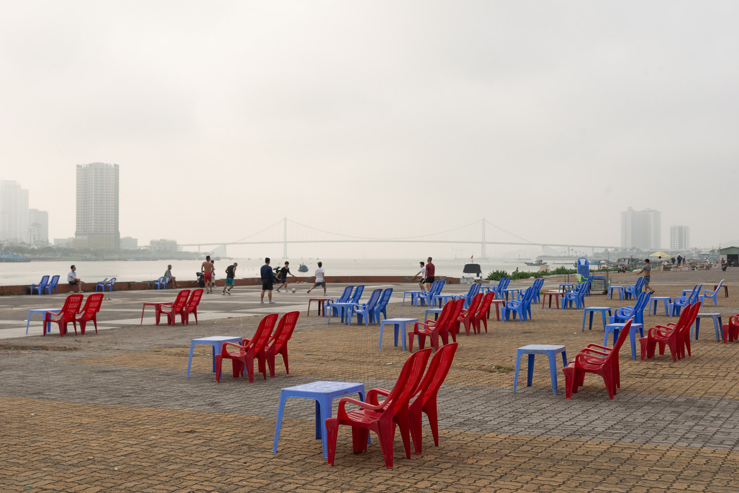 Кафе расставляют на улице незамысловатые пластиковые столы и стулья