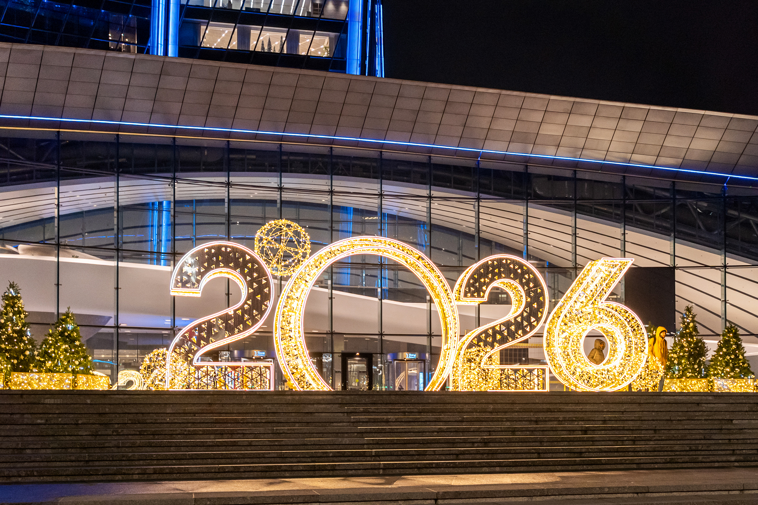 На набережной рядом с «Лахтой» также появилась новогодняя инсталляция