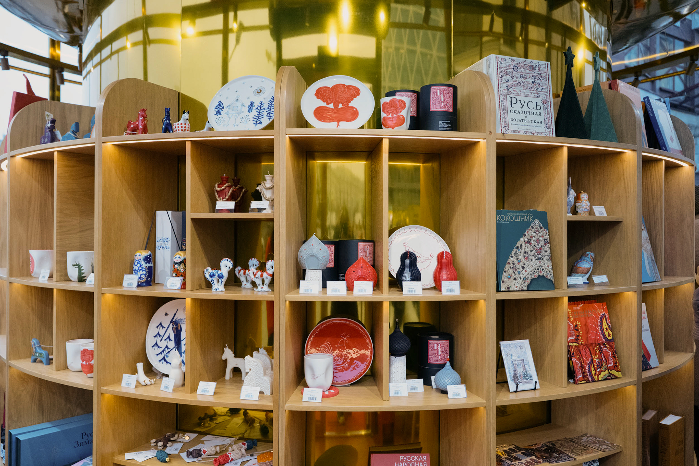 Среди товаров — декоративные лошадки и матрешки, а также брелки в форме конфеты «Батончик»