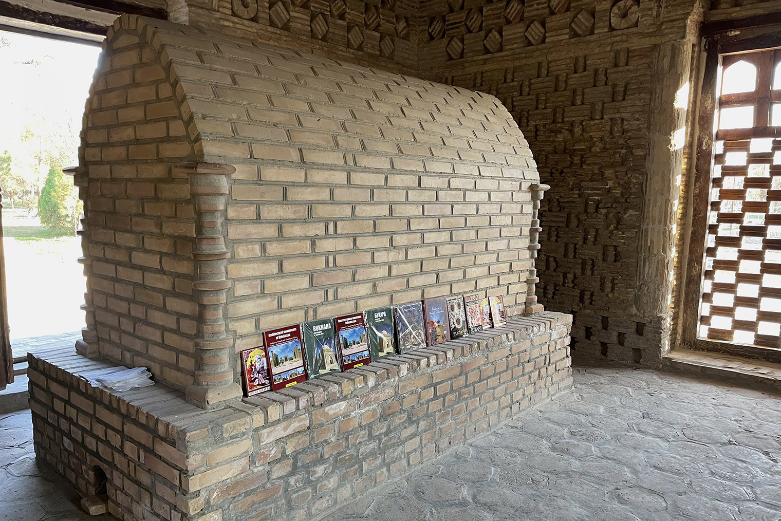 Продавцы сувенирных книг используют кирпичное надгробие как полку. Фотография: Мария Рудницкая