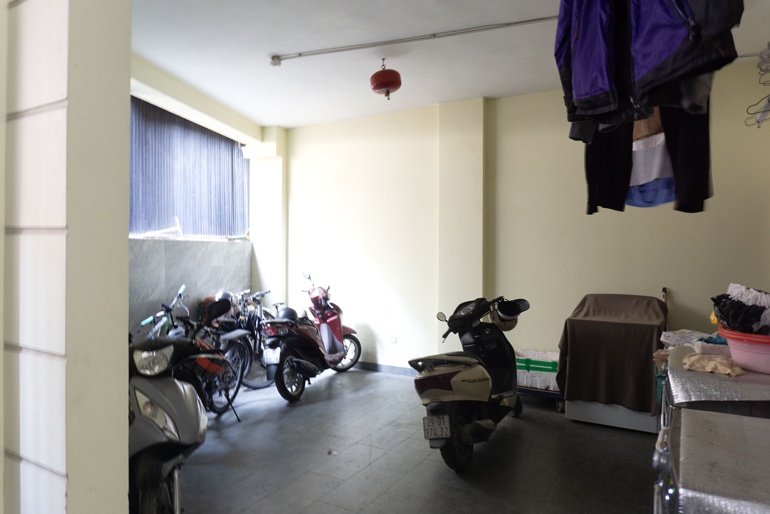 Продолжение парковки, где также стоят стиральные машины и сушатся вещи. Жильцы могли воспользоваться «прачечной» внизу, если вещей слишком много для стиральной машинки в квартире