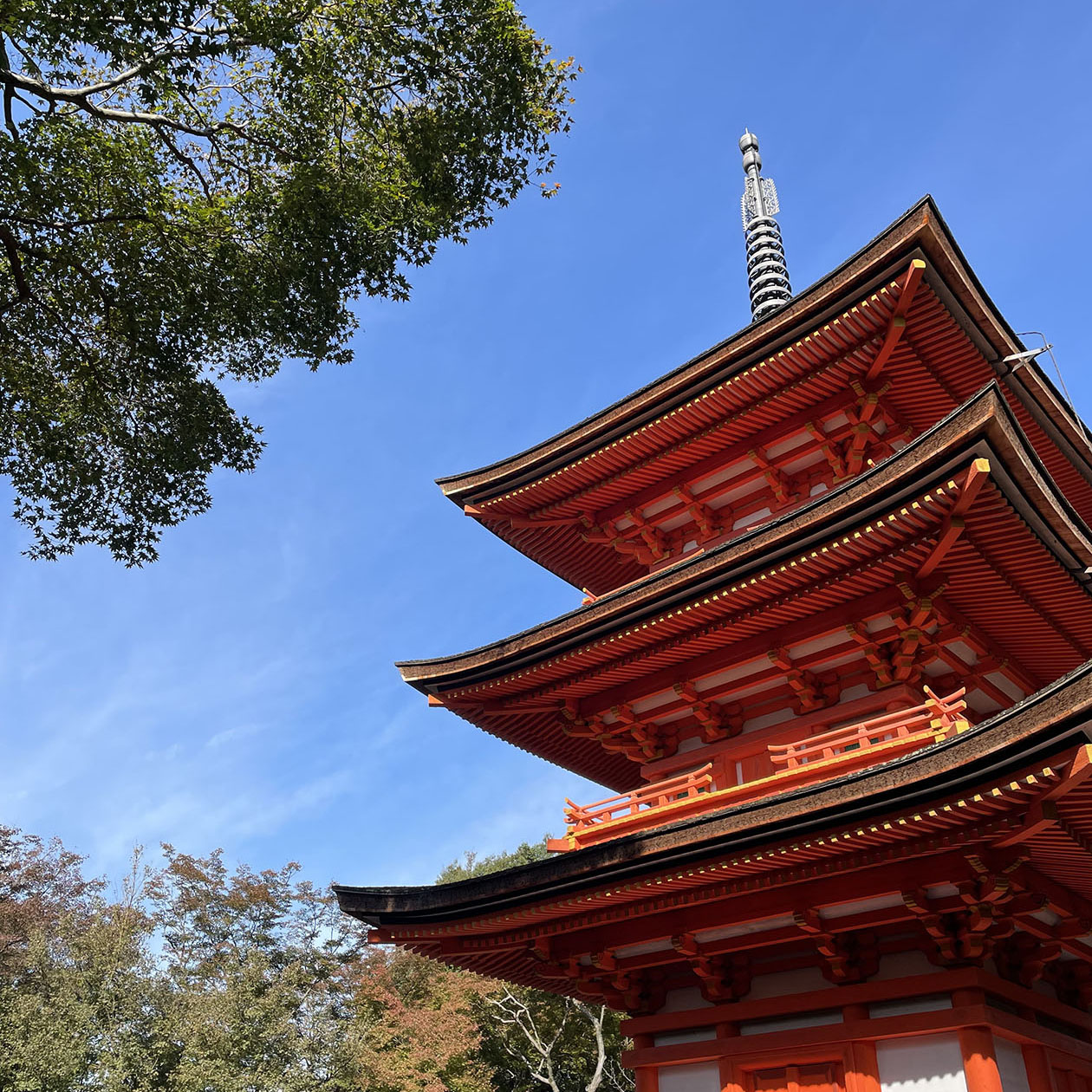 Небольшая пагода Kiyomizudera Koyasunoto на территории комплекса произвела на меня не меньшее впечатление, чем гигантские храмы