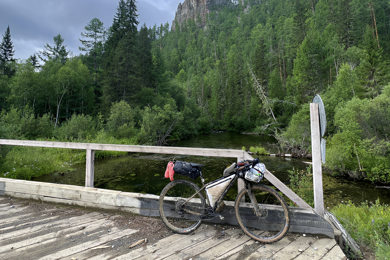 Виды были красивые: лес, иногда за ним торчали скалы, попадались ручьи с темной водой