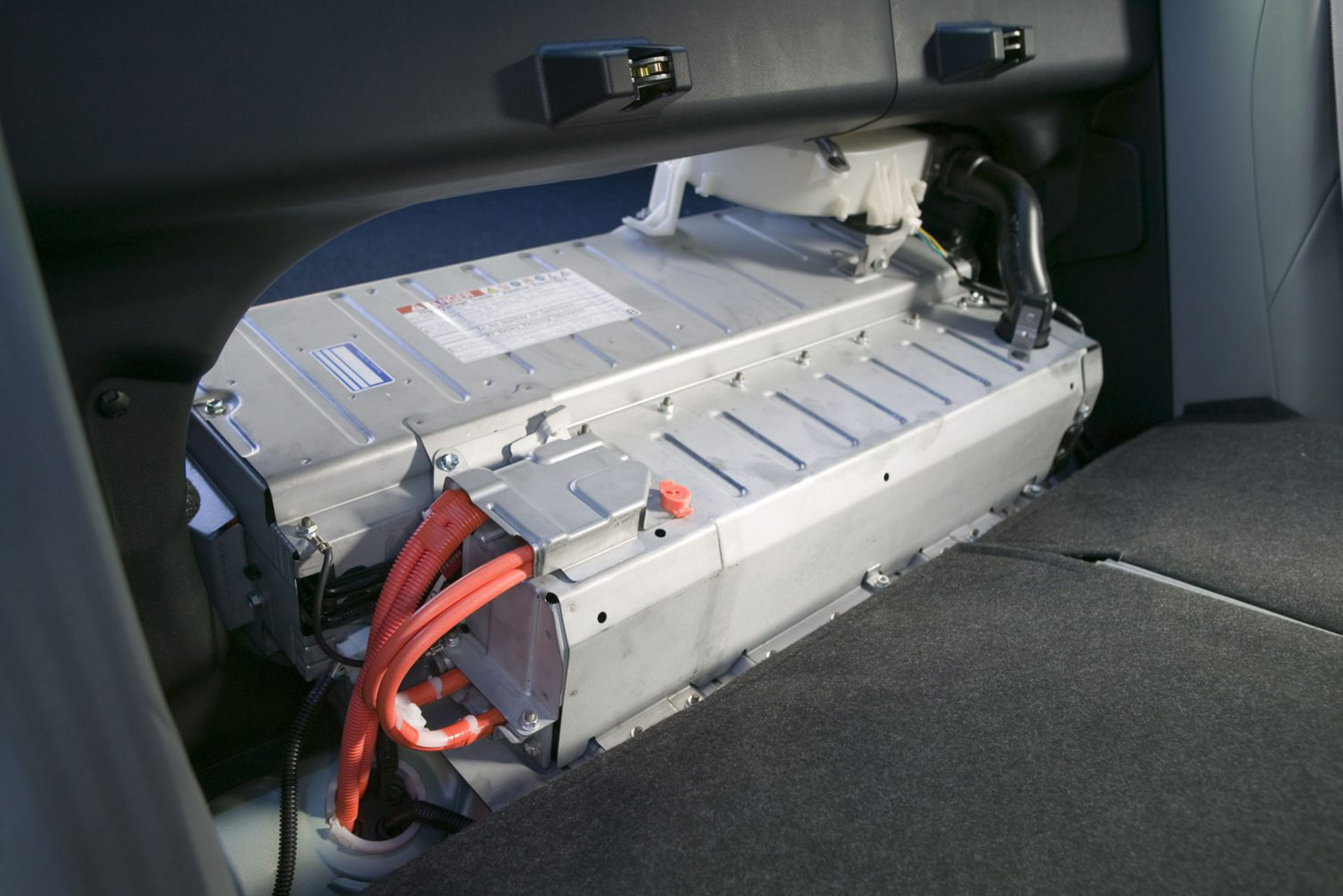 Тяговая батарея установлена у спинки заднего сиденья. Она занимает часть полезного пространства багажника. Источник: pressroom.toyota.com