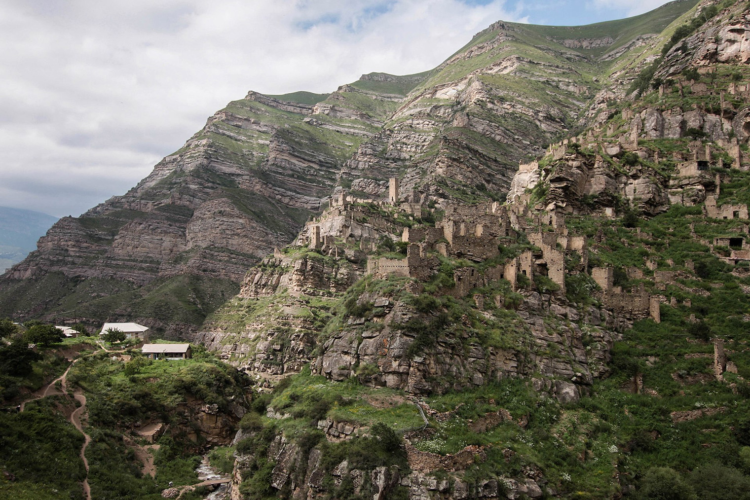 Старый Кахиб. За пределами аула — только горные вершины, склоны и ущелья. Фотография: Александр Цветков / Wikipedia