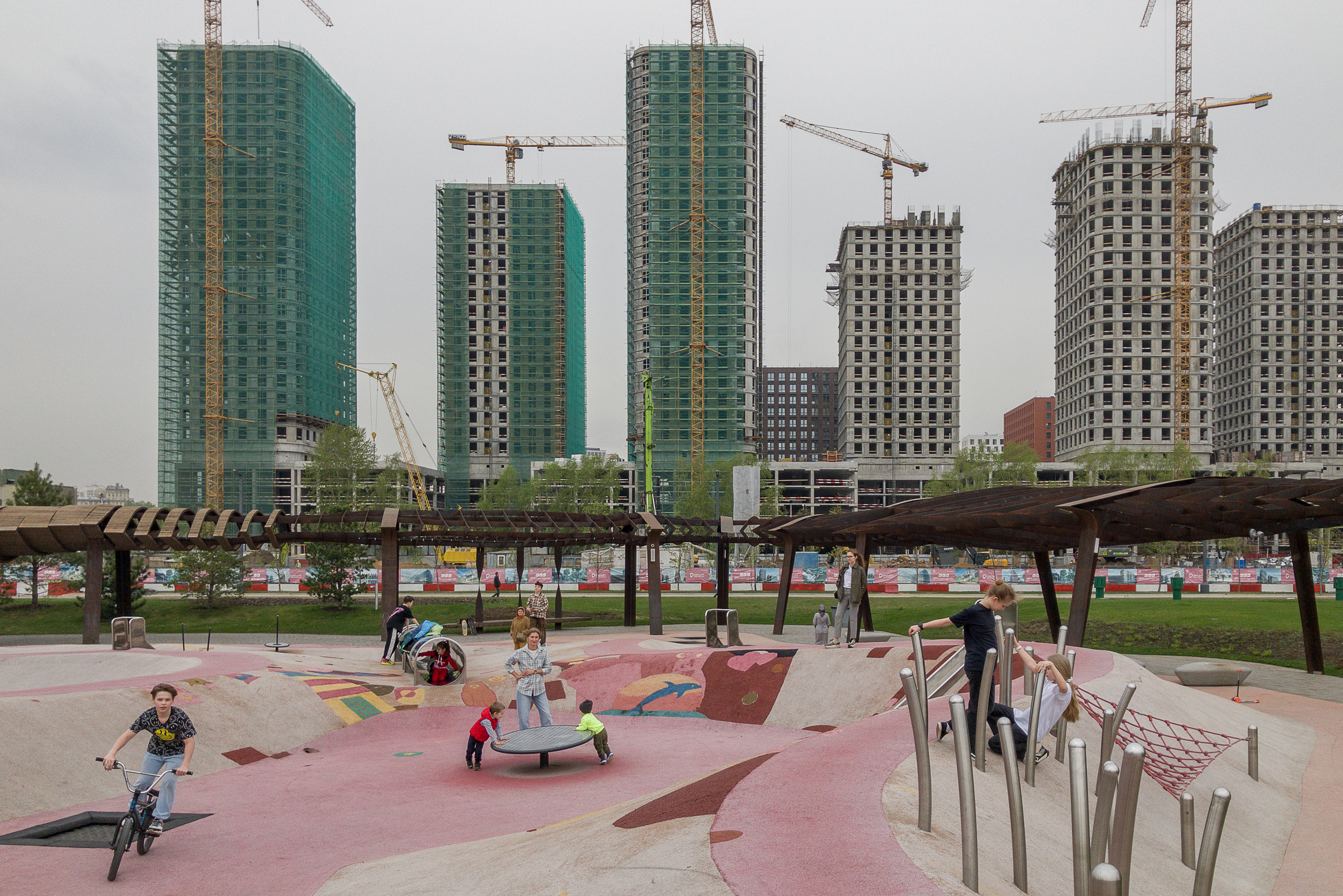 В парке есть игровая зона для детей разного возраста