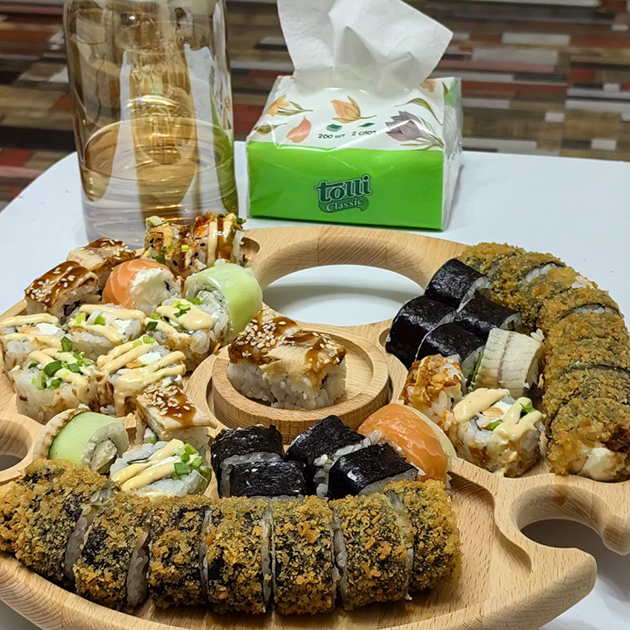 Заказали на вечер роллы