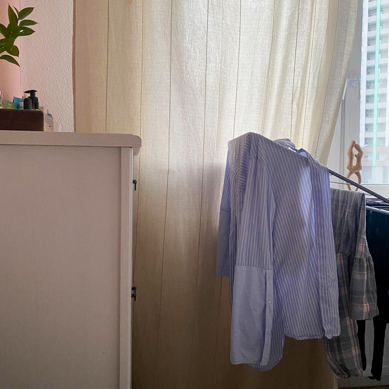 Вчера развесила постиранные вещи, но снять еще не успела