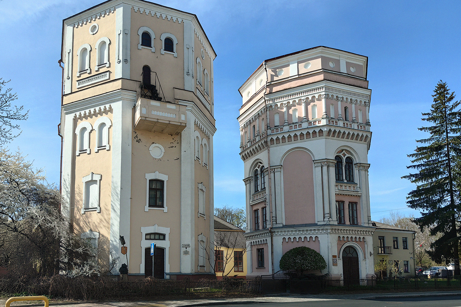 Мы не хотели тревожить покой творцов, поэтому внутрь зайти не пытались. На башни приятно полюбоваться снаружи