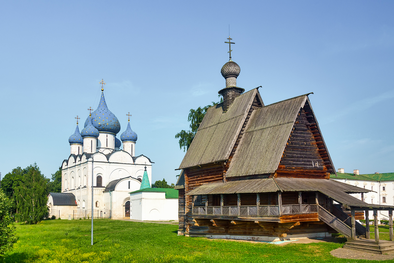 Удивительно, как на территории кремля соседствуют такие разные по стилю постройки. Фотография: Nick N A / Shutterstock / FOTODOM