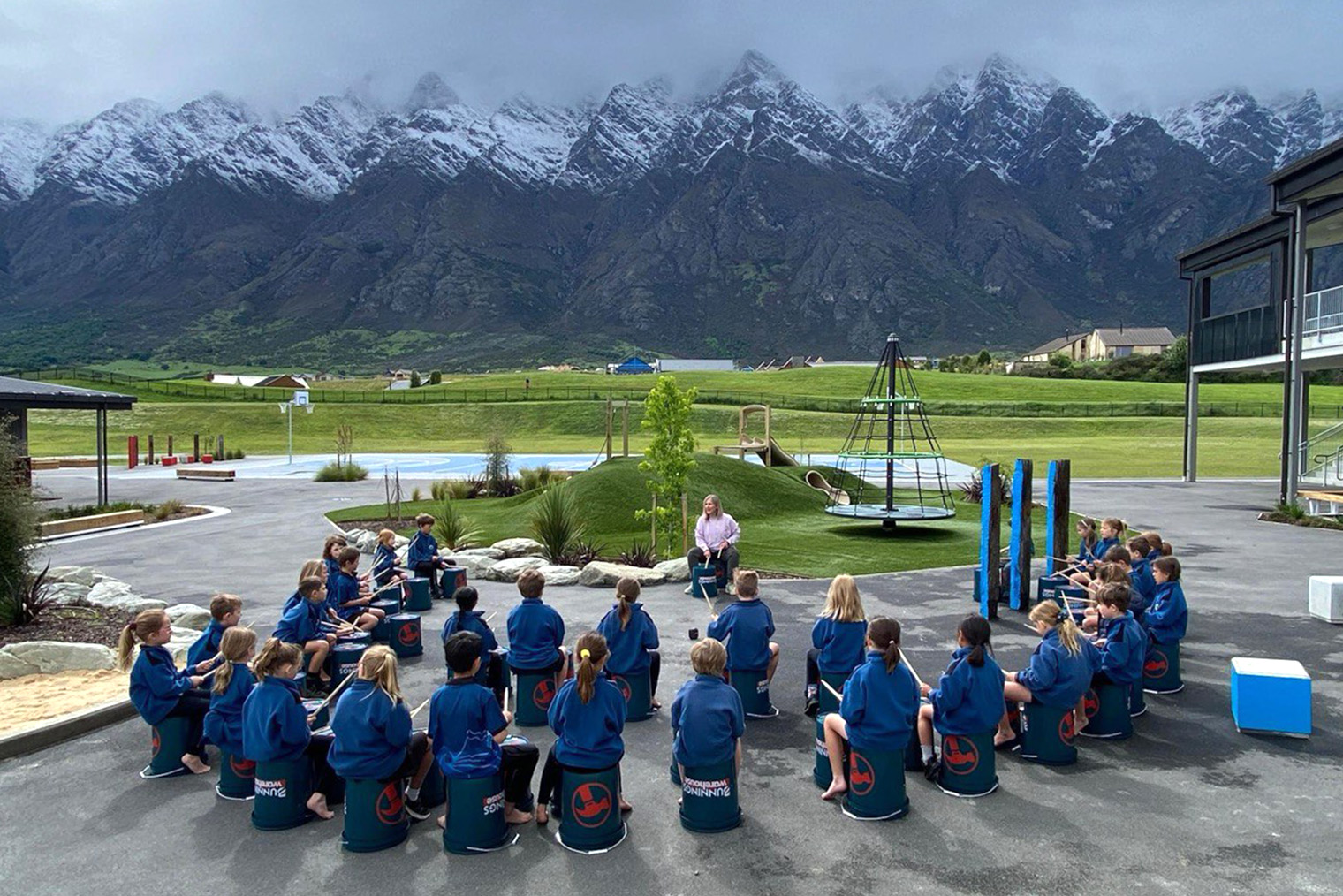 Просто школа на Южном острове. На свежем воздухе детей учат ритму необычным способом — игрой на ведрах, которые предоставил местный супермаркет стройматериалов