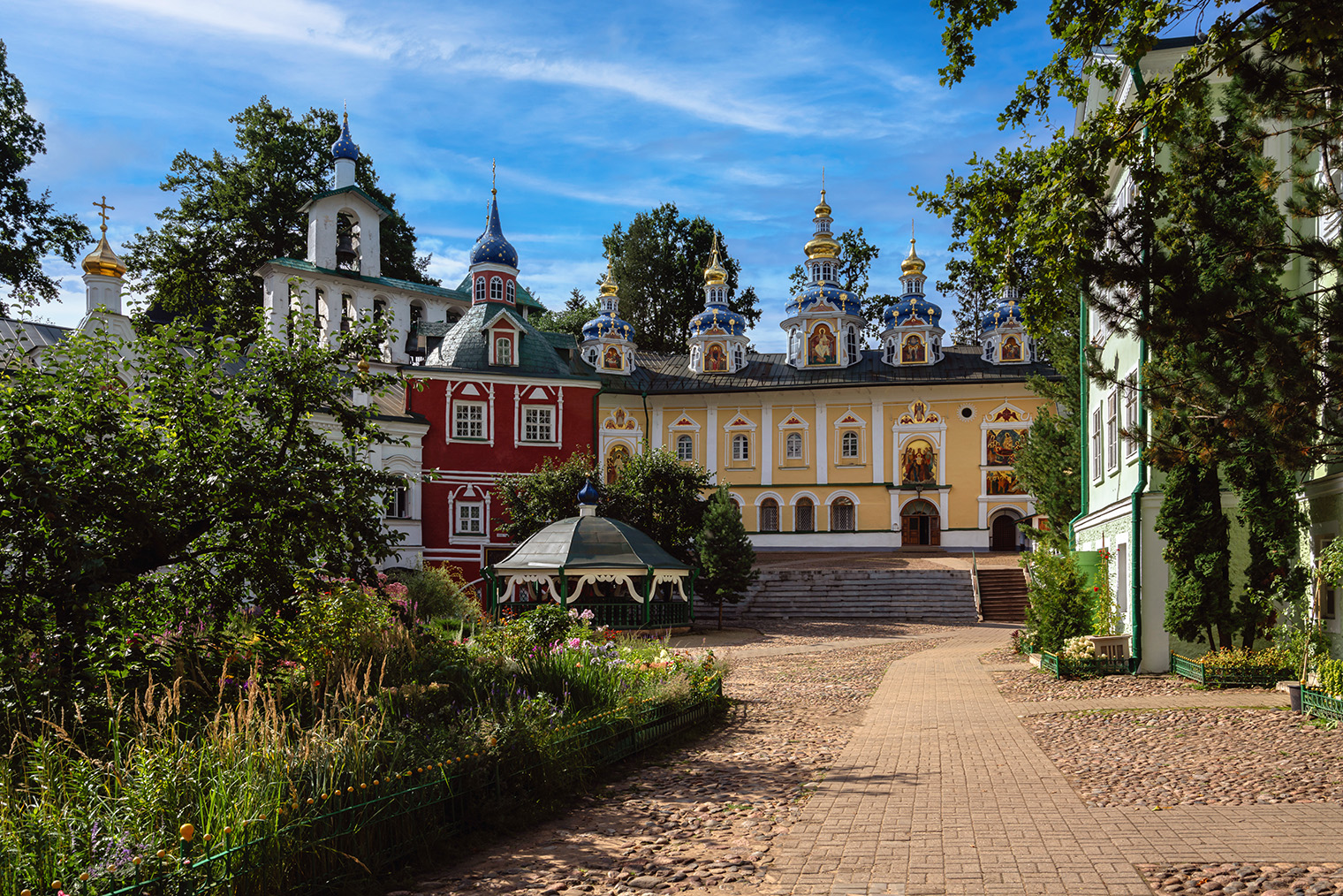 Успенский пещерный храм. Фотография: Ula Ulachka / Shutterstock / FOTODOM