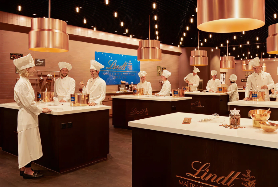Мастер⁠-⁠класс по созданию шоколадной плитки в доме шоколада Lindt