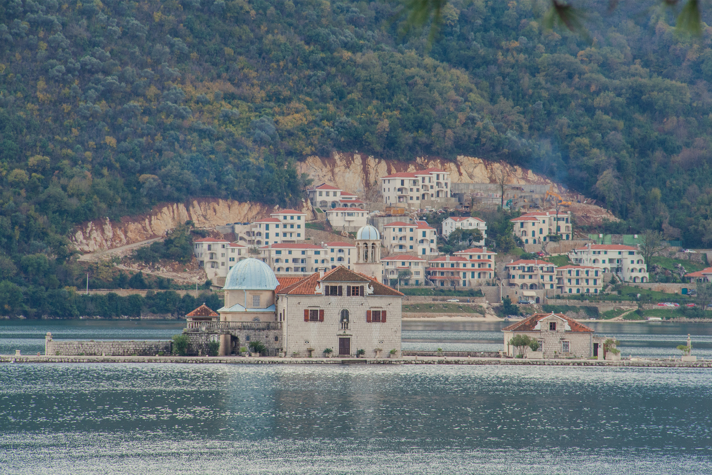 В последний день своего маленького путешествия я приехала в городок Пераст, чтобы совершить морскую прогулку к церкви на рукотворном островке, но, к сожалению, не нашла человека, кто смог бы меня туда отвезти. Вот вам минус несезона
