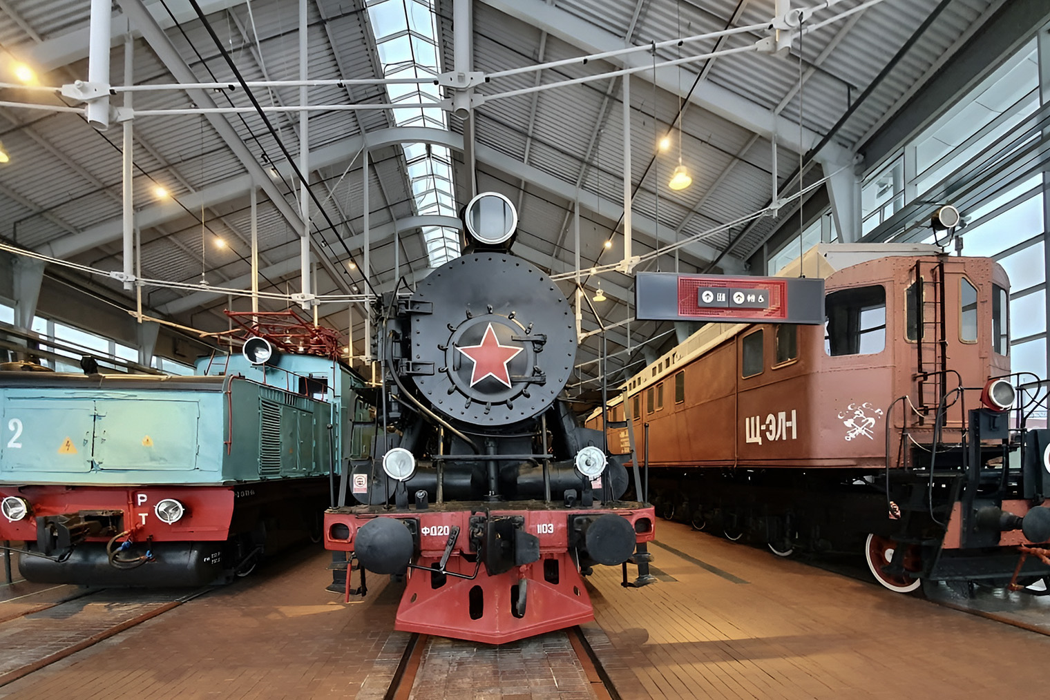 В Музее железных дорог смотрят на модели поездов разных эпох