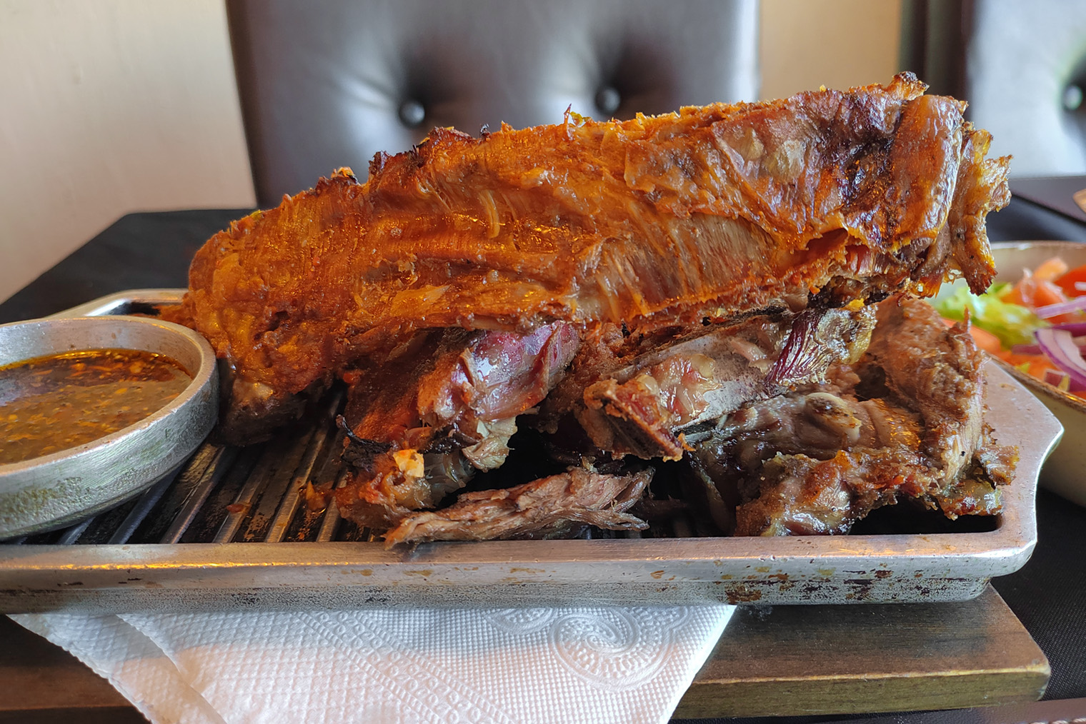 В Аргентине мясо томится на огне несколько часов, что делает его нежирным и очень вкусным