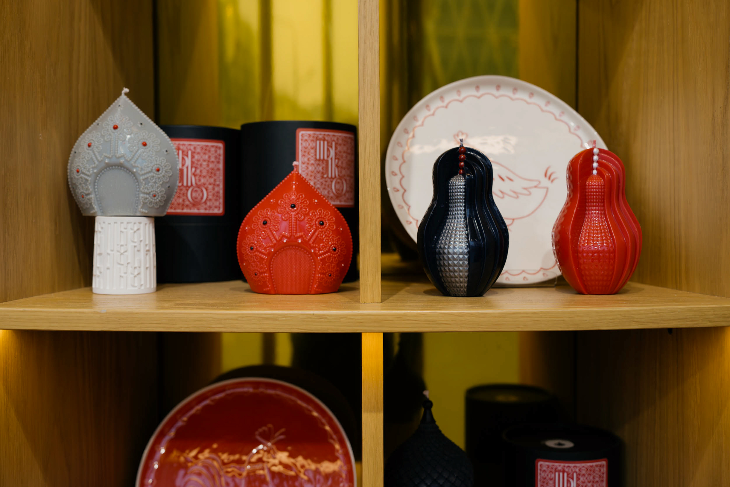 На входе посетителей встречает стенд со свечами в форме кокошников, лошадей и самоваров