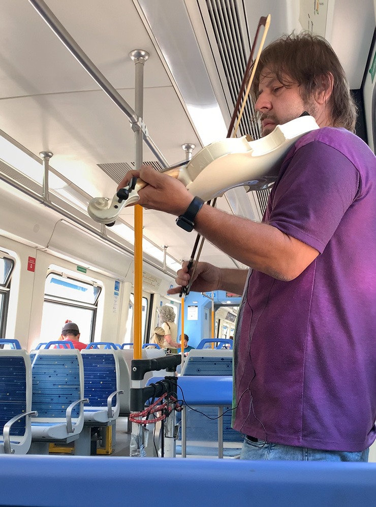 Часто в метро играют музыканты или выступают реперы