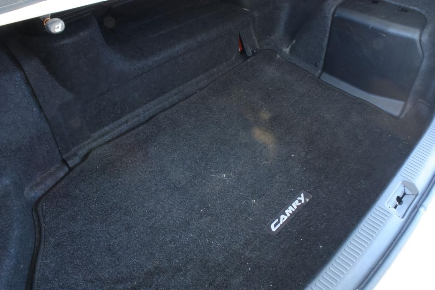 Батарея закрыта накладкой-ступенькой с ковровым покрытием. При сложенных сиденьях остается проем в салон, но совсем небольшой. Источник: hybridautomotive.com