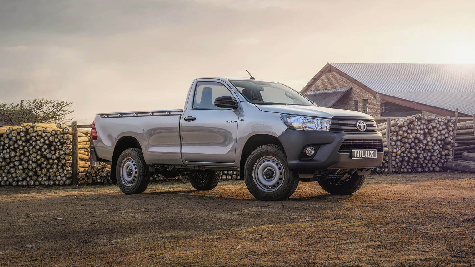 Среднеразмерная Toyota Hilux — надежный пикап для тяжелой работы. © toyota.co.za