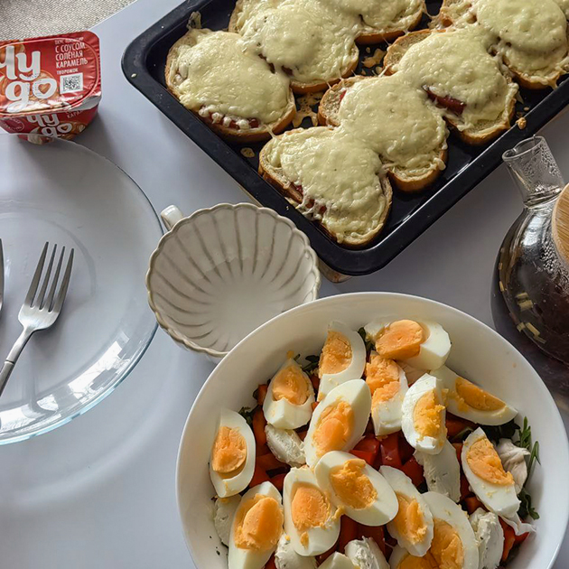 Позавтракали бутербродами и салатом. Было очень вкусно