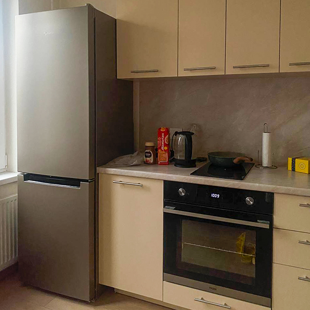 Новый холодильник занял свое место на кухне