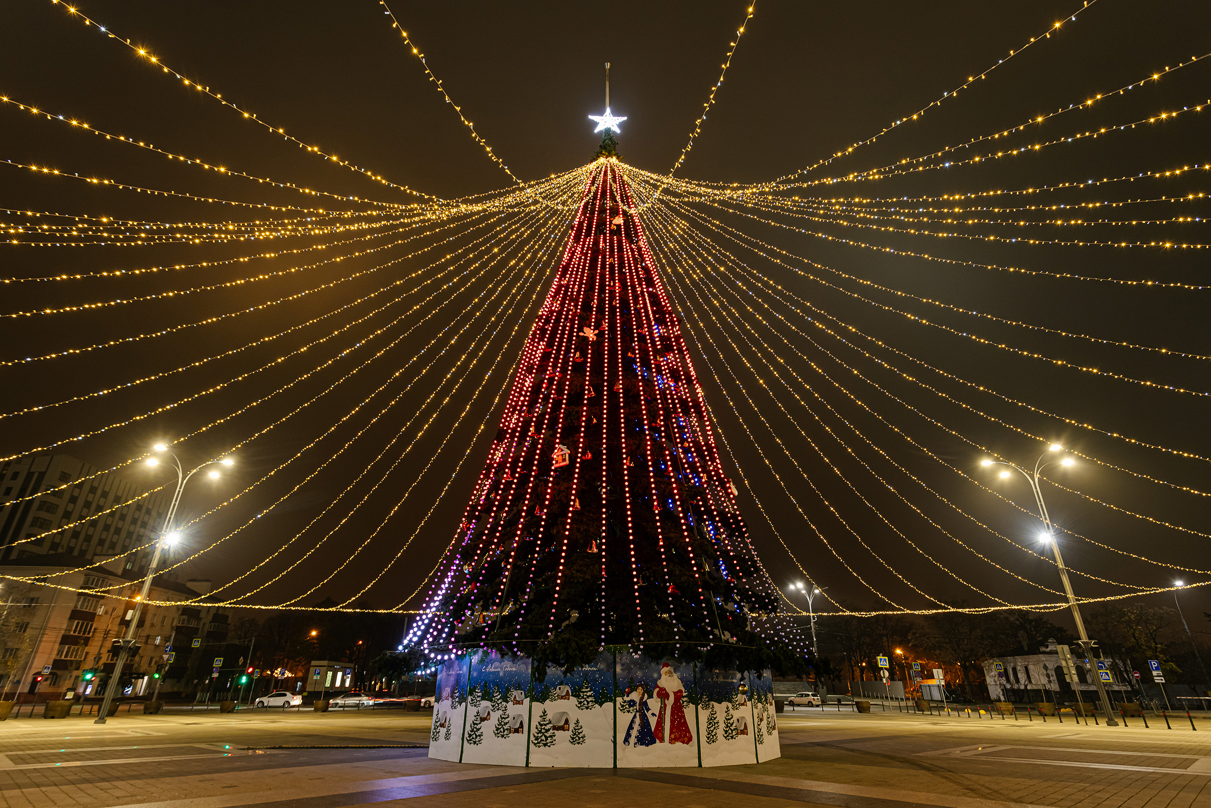 Искусственную 22-метровую елку установили на главной городской площади возле драмтеатра