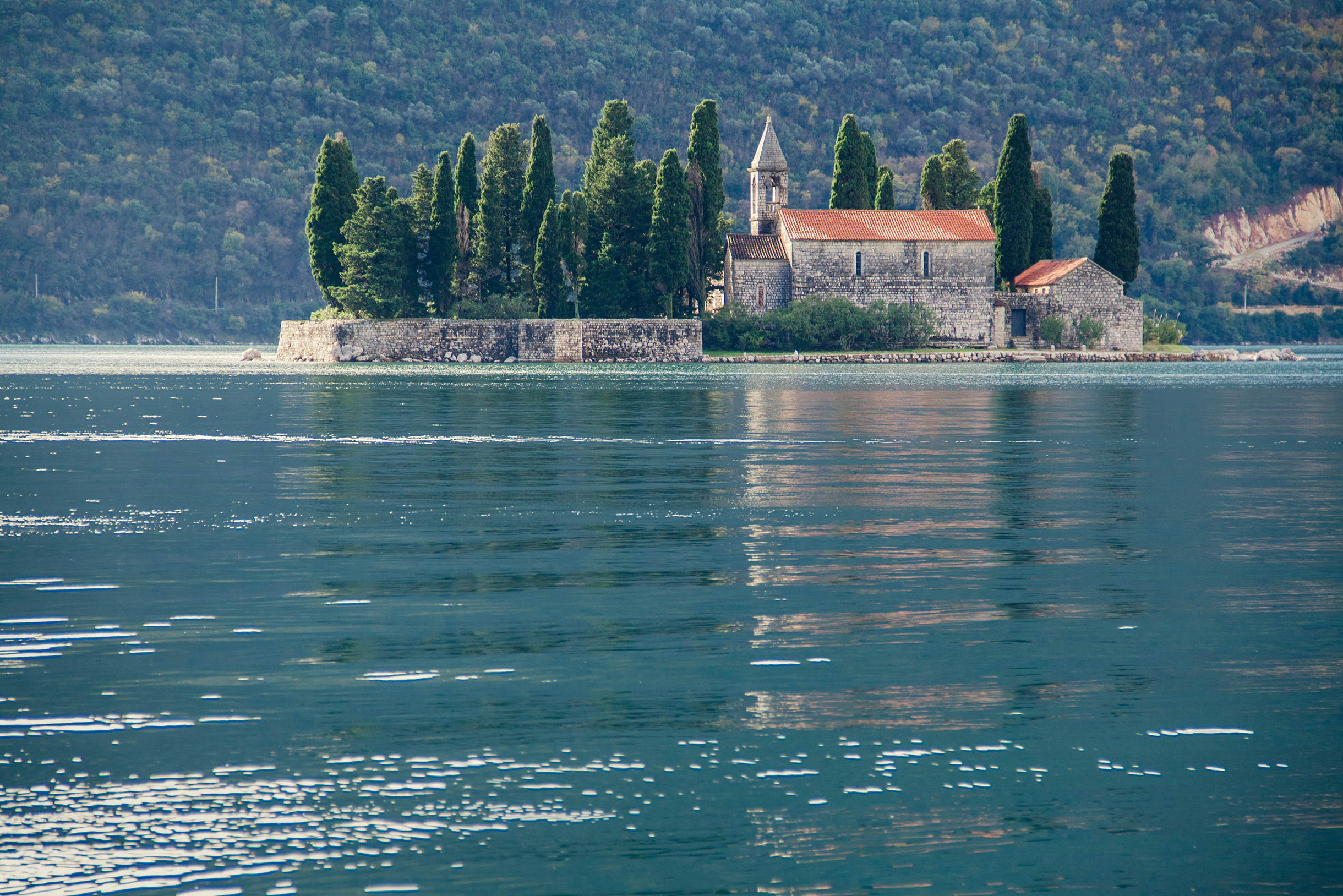 Снимать пришлось с берега