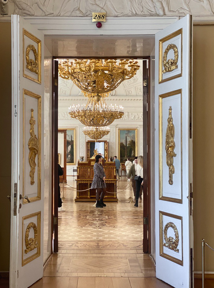 Залы Эрмитажа наполнены роскошью, даже двери — отдельные произведения искусства