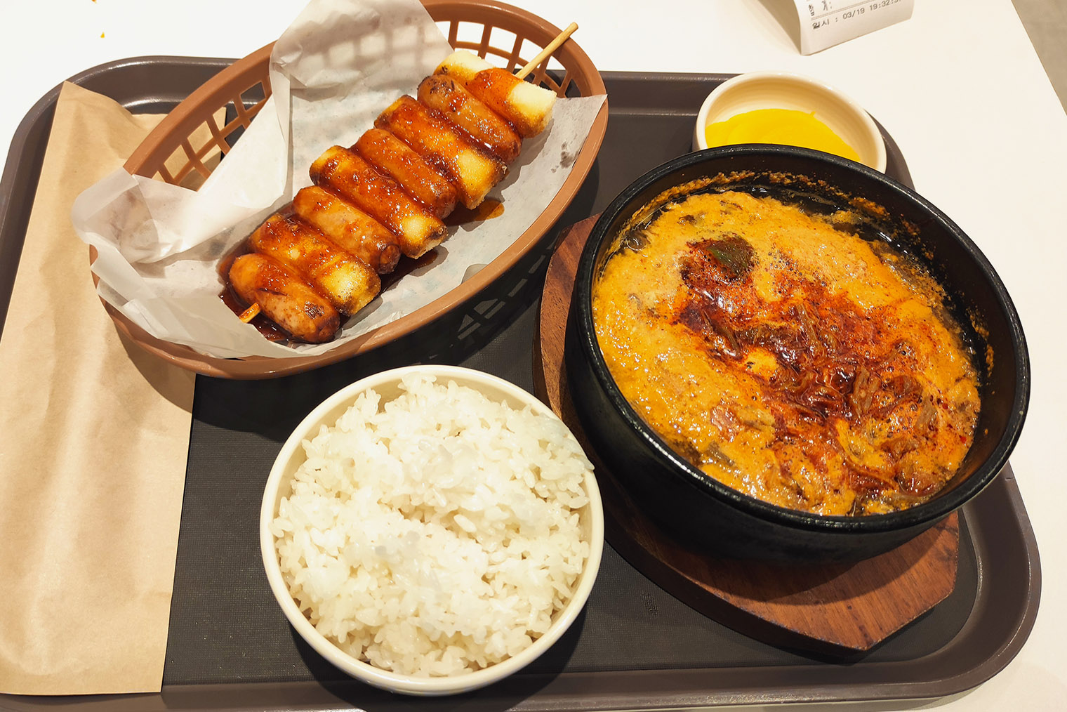 Типичный заказ в кафе — острое блюдо с говядиной, шашлычки из курицы в соусе и непременный рис