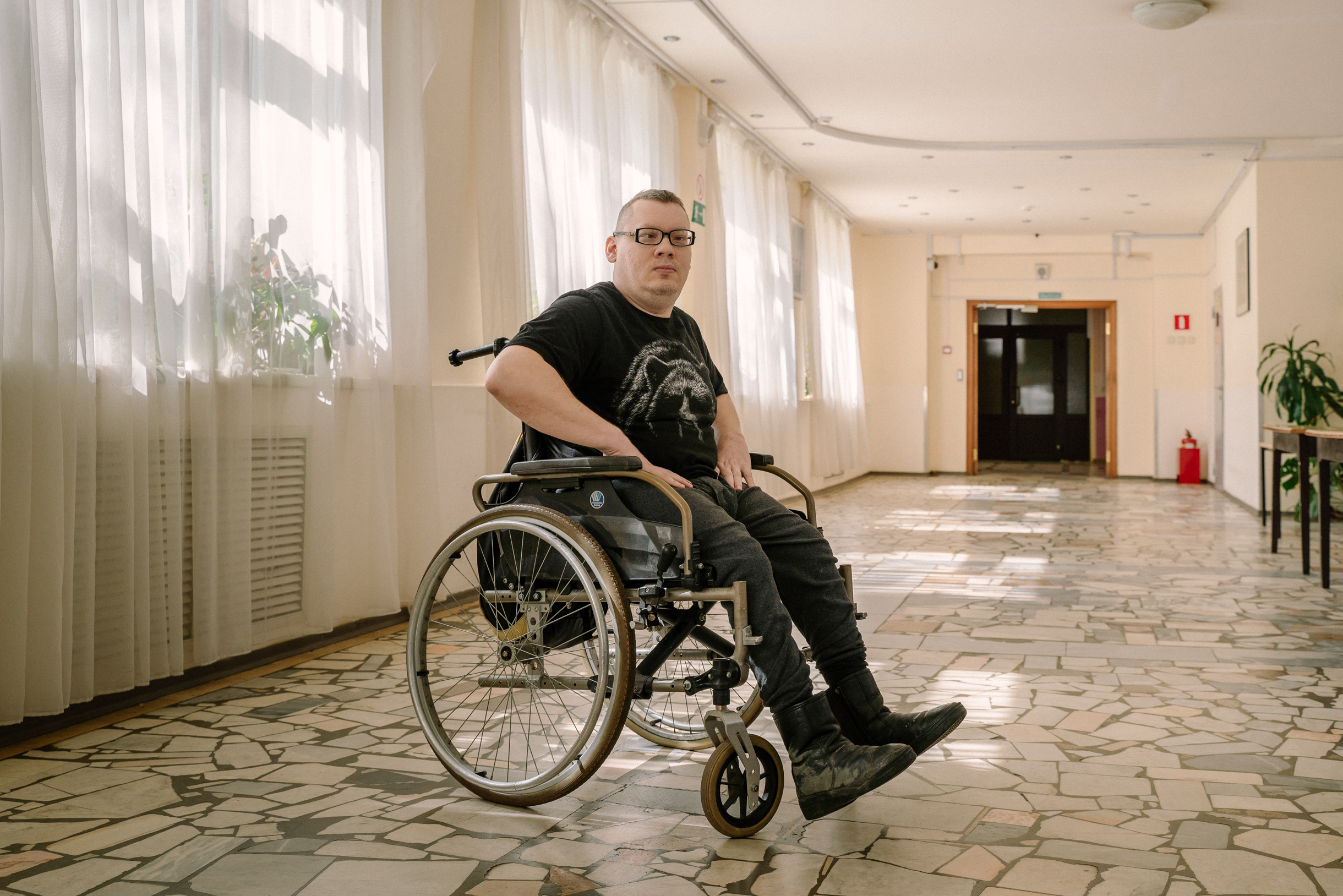 Олег провел в социальном доме уже 24 года. Волонтеры рассказали, что мужчина серьезно помогает им и персоналу: переводит непонятную речь соседей, решает конфликты. Мужчина признался мне, что мечтает жить самостоятельно. Интеллектуальный уровень позволяет: «Голова работает, мозги работают». Но воплотить мечту трудно: мужчина не ходит, и ему тяжело ухаживать за собой
