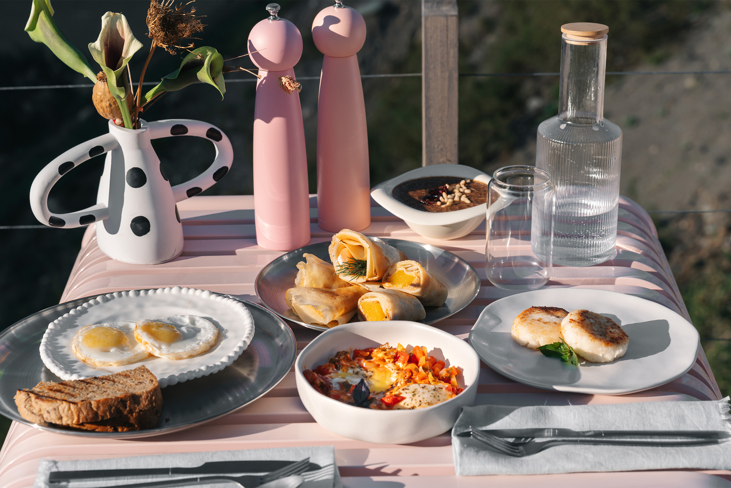 По нашему плану, если что-то пойдет не так, повар должен уметь готовить из того, что есть под рукой, ведь логистика здесь сложная, поставщики привозят продукты в сезон только раз в две недели