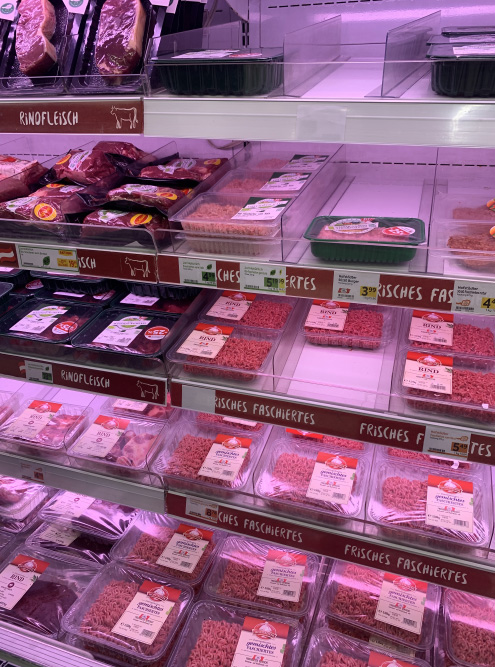 Большинство австрийцев едят мясо, поэтому в магазинах большой выбор мясных продуктов