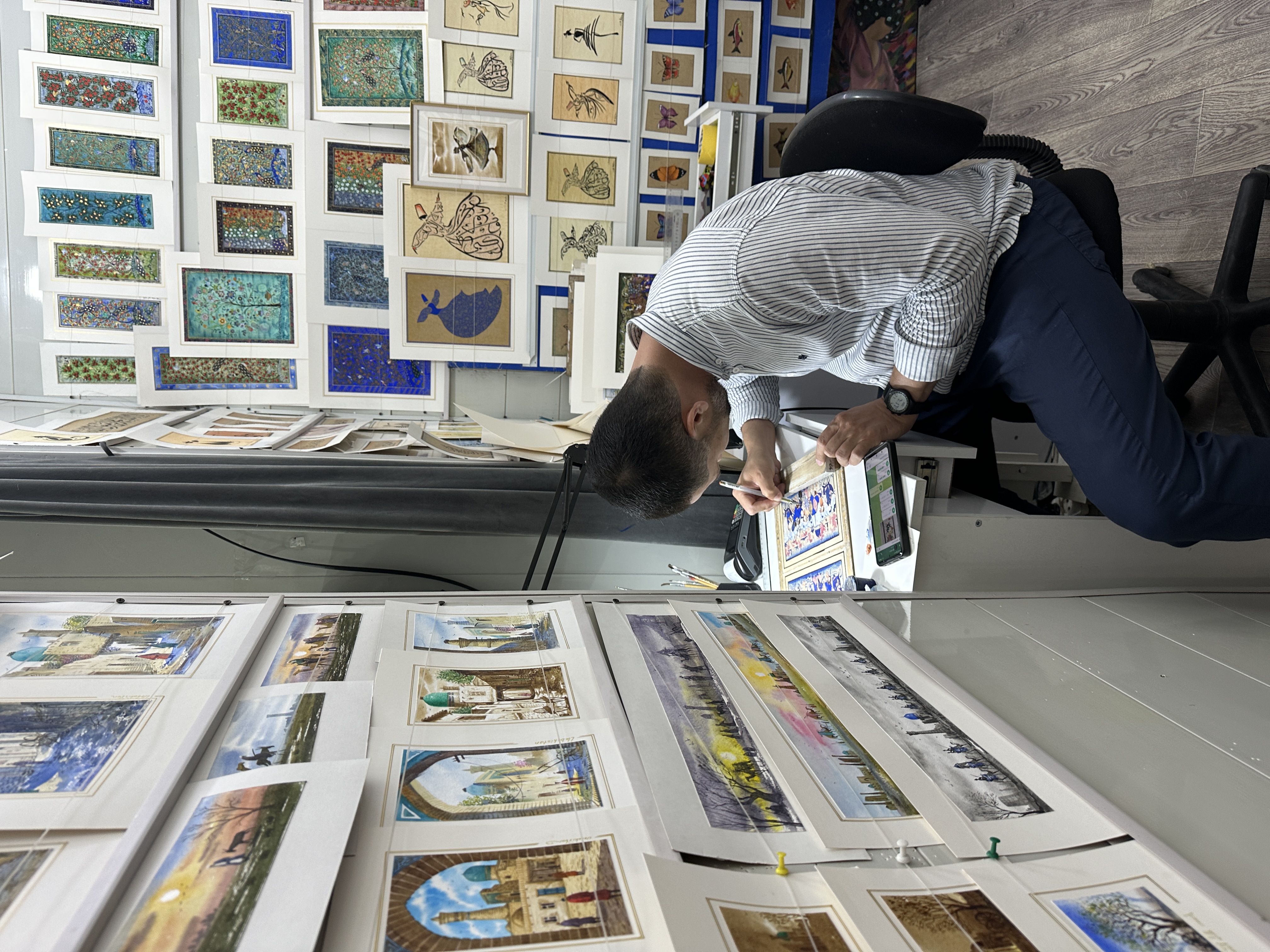 Бухарский художник за работой