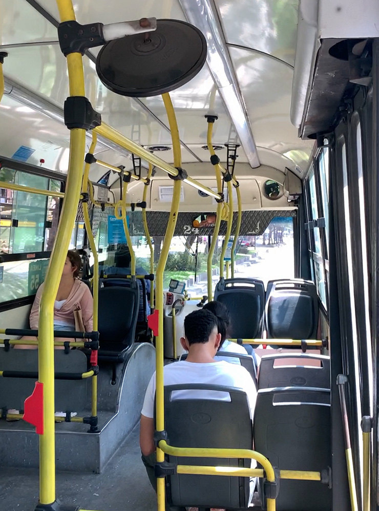 Обычный городской автобус в Байресе