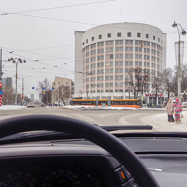 Отвез У. в магазин