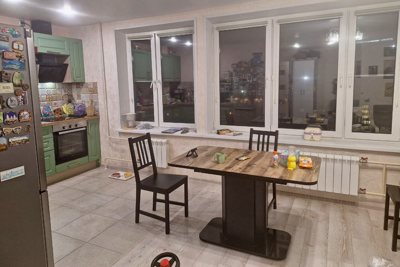 Просторная кухня-гостиная почти с панорамным остеклением