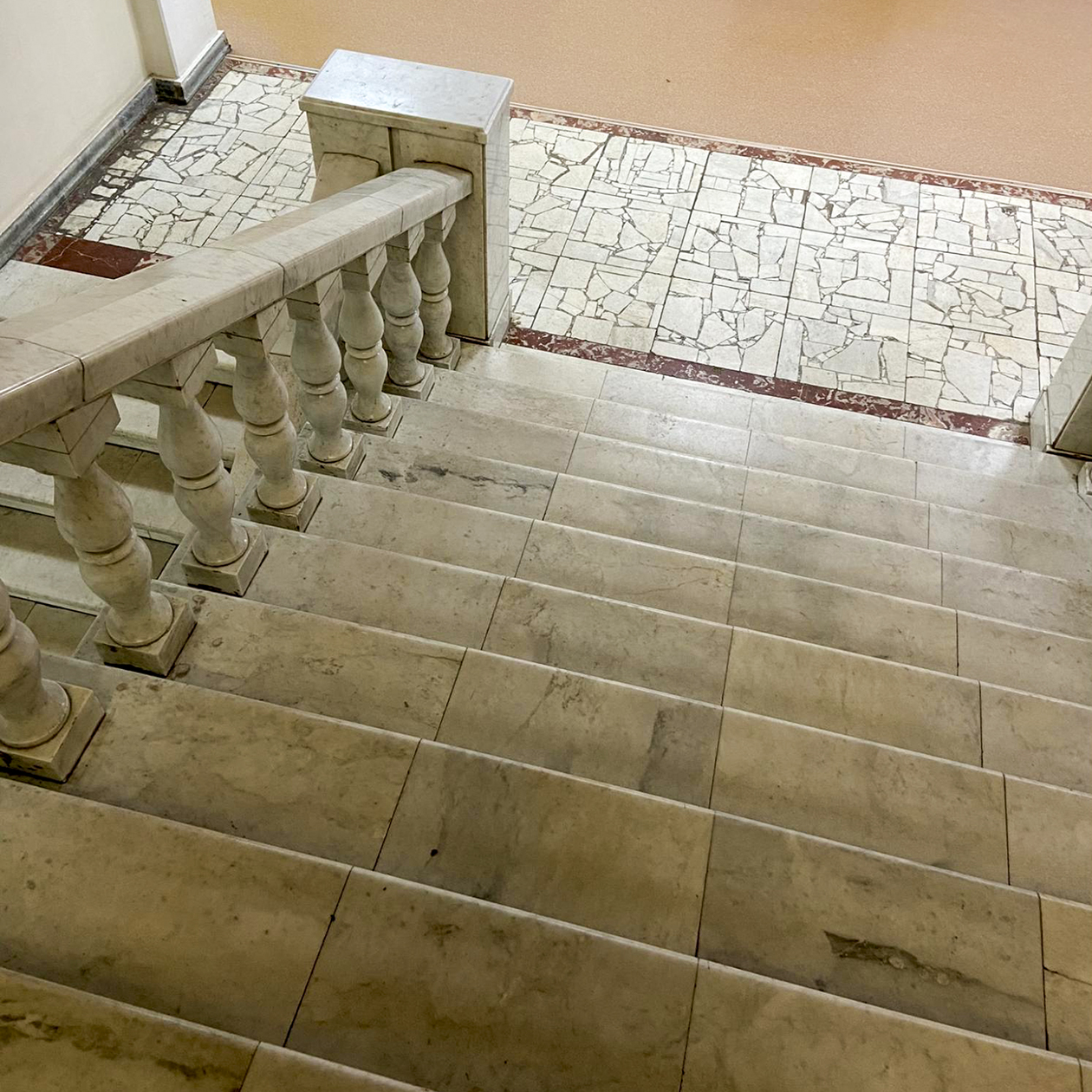 Телеканал находится в этом историческом здании, решил сфоткать красивую лестницу