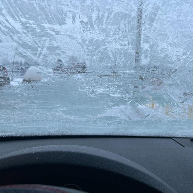 Лобовое стекло сильно замерзло