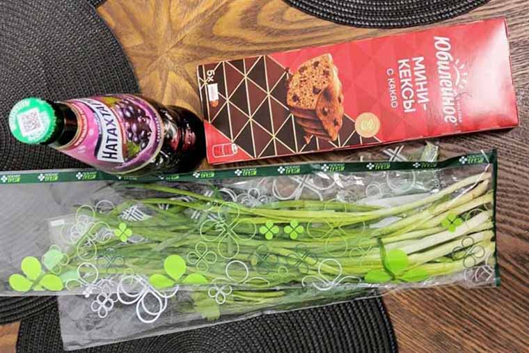 Зелень, лимонад и кексы