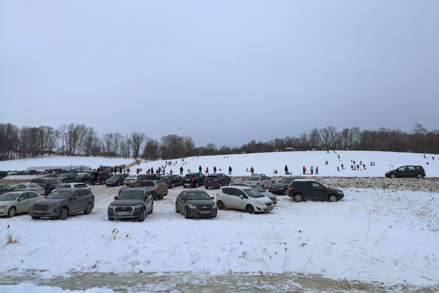 К обеду народу уже много