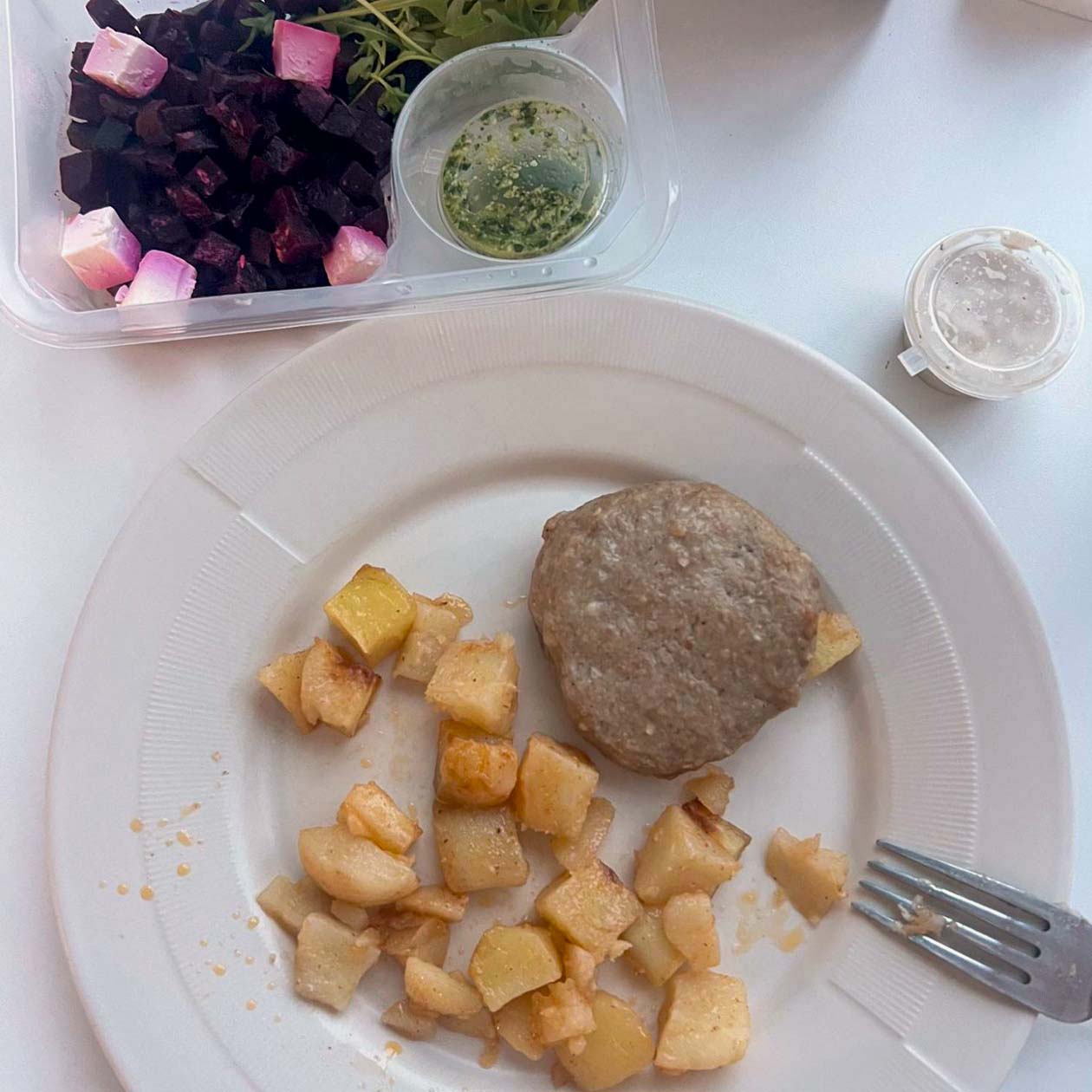 Бифштекс не понравился. Но свекольный салат топовый