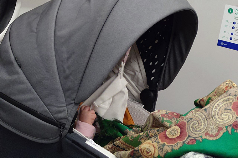 Дочь играет с шапкой