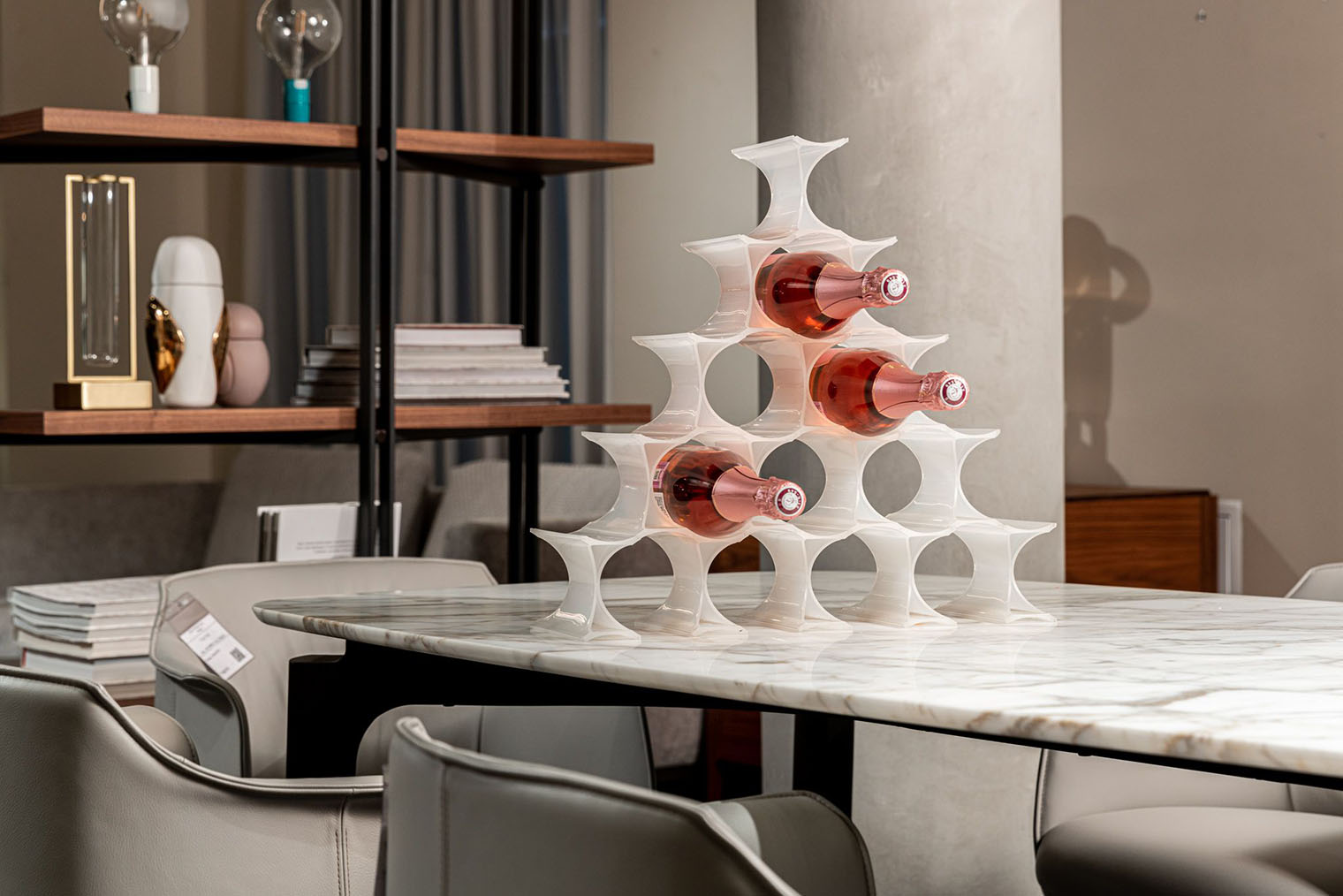 Дизайнер предмета Рон Арад, производитель — итальянская компания Kartell. В нее вмещается до 18 бутылок. Infinity — это игра света, прозрачности и формы и воплощение философии компании: превращать массовый пластик в эксклюзивные, эмоциональные и удивляющие предметы. © trio.ru