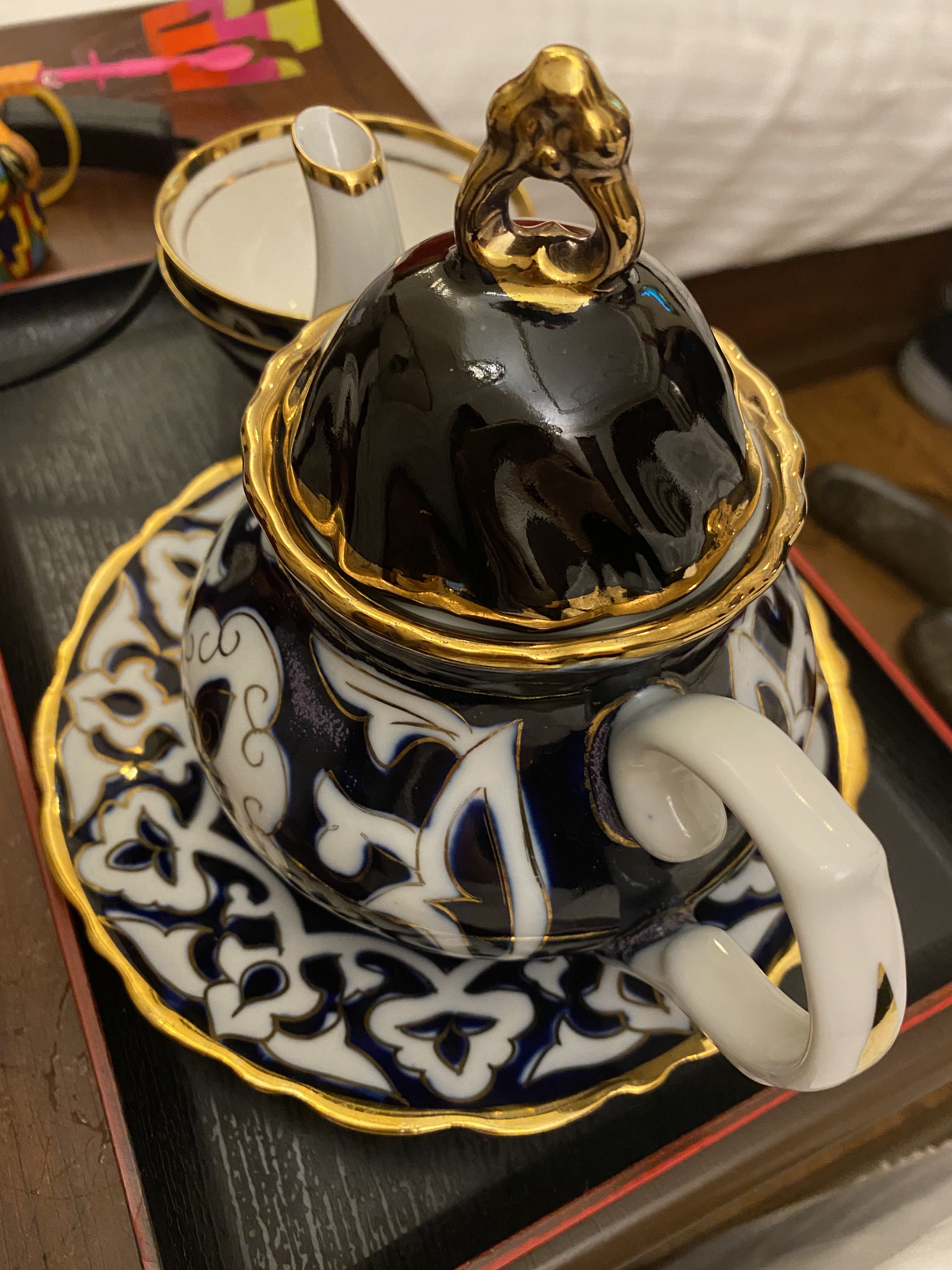 Чай в номер приносили в красивом чайнике с традиционной росписью