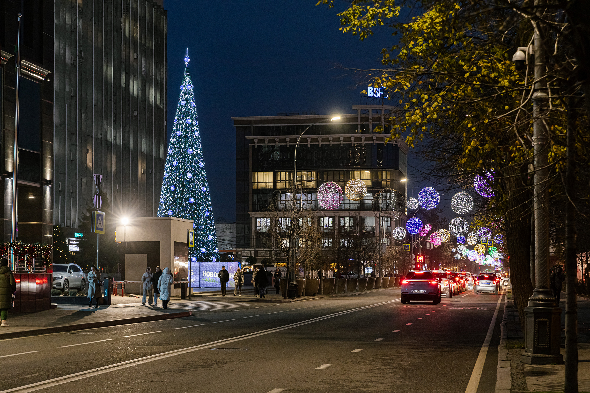Проезжая часть Красной тоже украшена новогодними шарами. А возле администрации Краснодара установили 19-метровую елку. На ней больше двух километров гирлянд