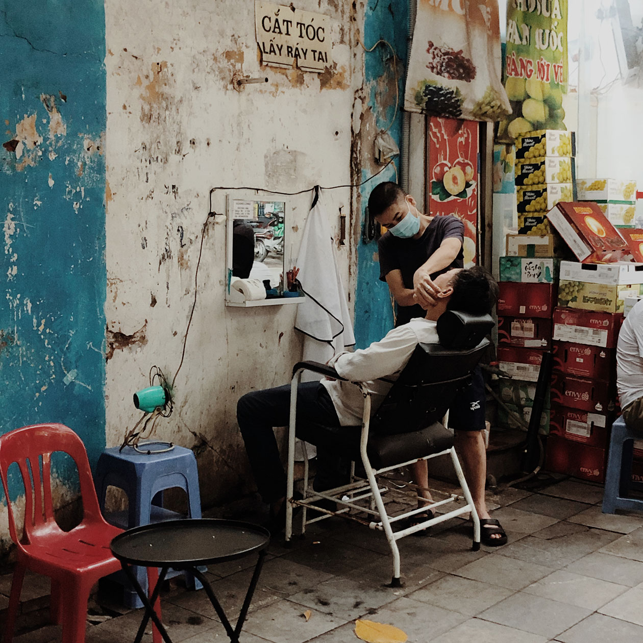 Так выглядит типичная парикмахерская в Дананге. С виду отталкивающе, но сервис хороший