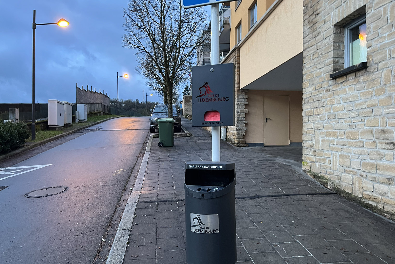 Контейнер с пакетиками для собак на улицах Люксембурга