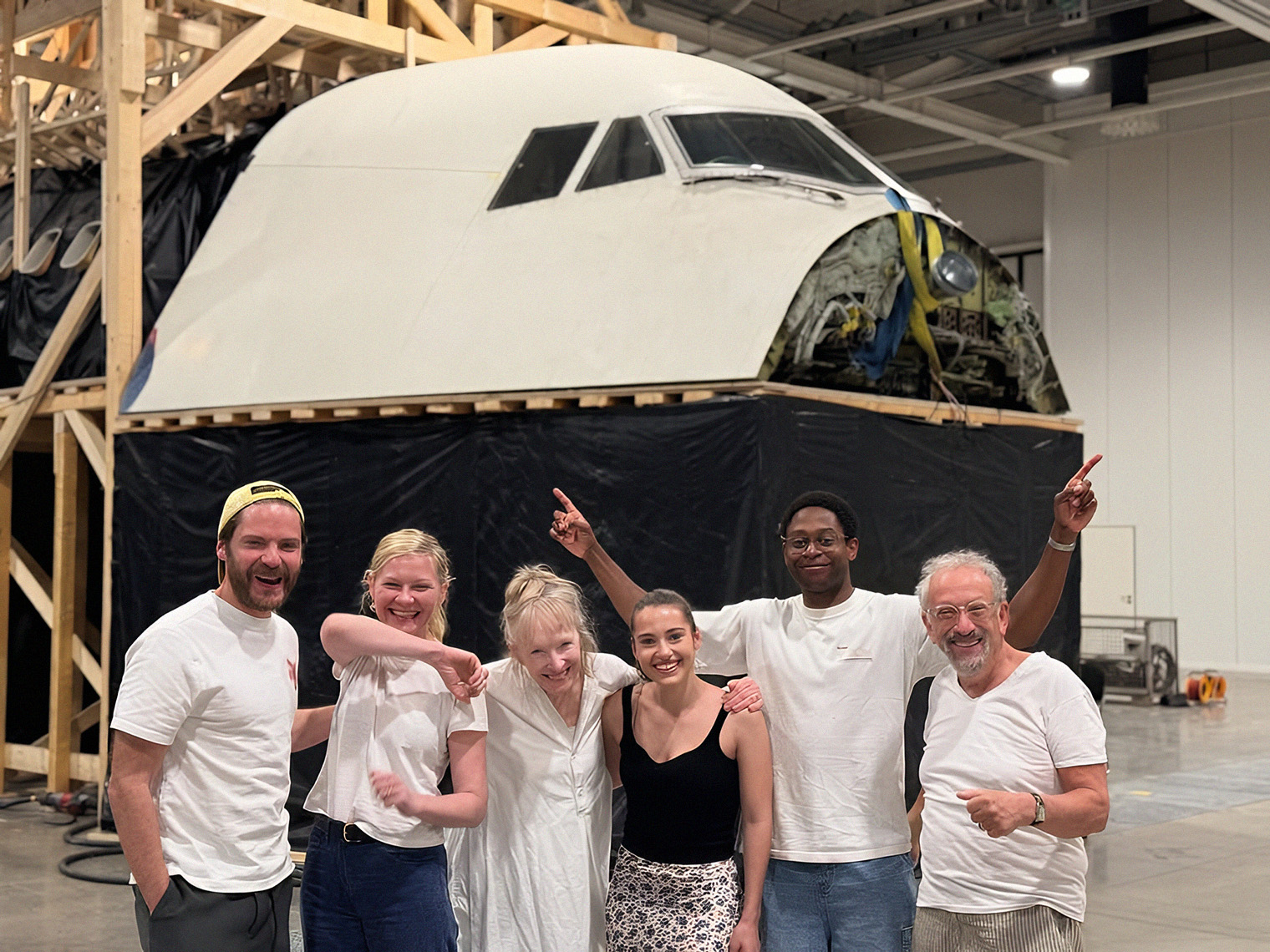 Эстлунд специально для съемок купил списанный Boeing 747. Большая часть событий разворачивается на этом самолете. © А24